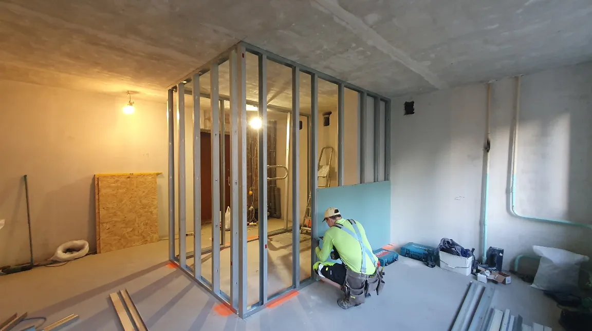 Sanmezgla sienu izlīdzināšana pēc vadulām un taisna leņķa kontrole