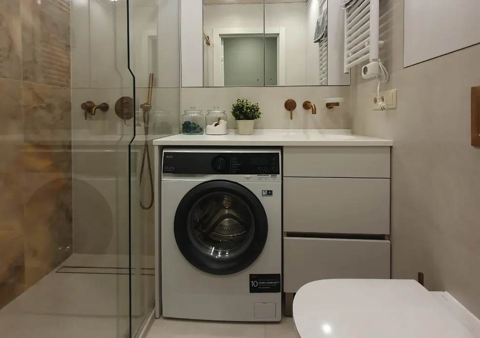 Sanmezgla durvju montāža ar ventilācijas spraugu zem vērtnes